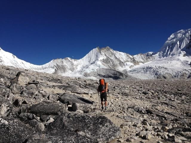 José Ivars López entre grandes montañas