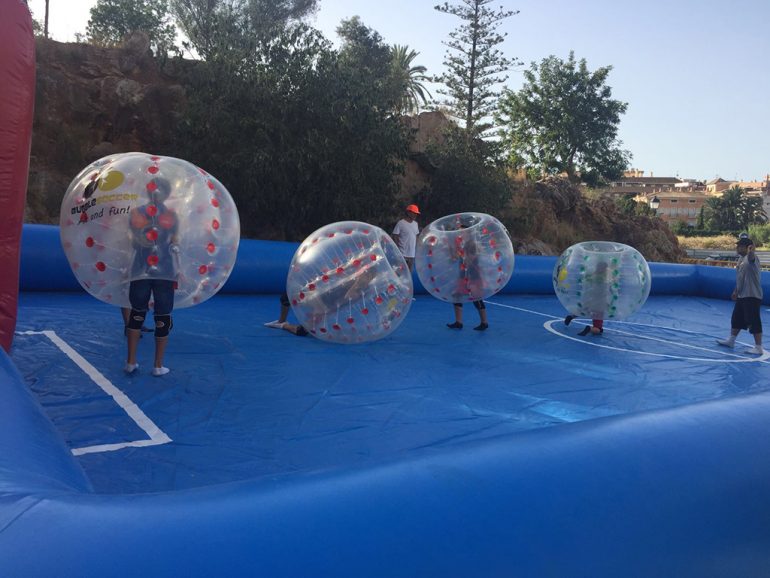 Jóvenes en la actividad del Bubble Soccer