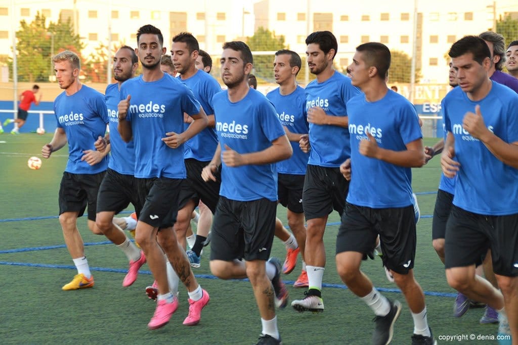 Jugadores del CD Dénia durante un entrenamiento
