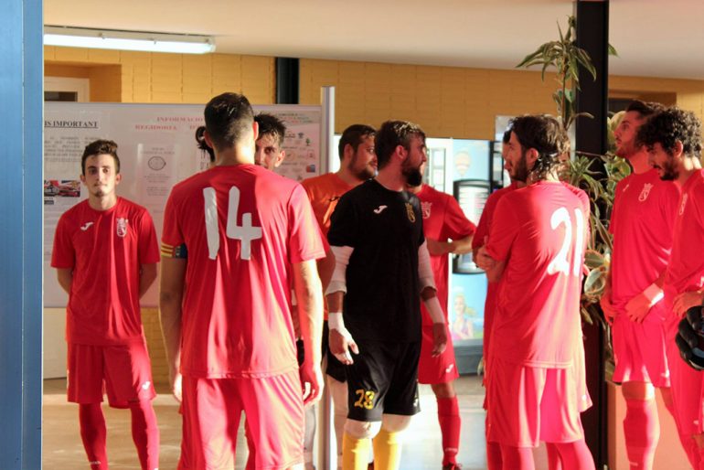 Jugadores del Dénia Futsal antes de un partido de pretemporada