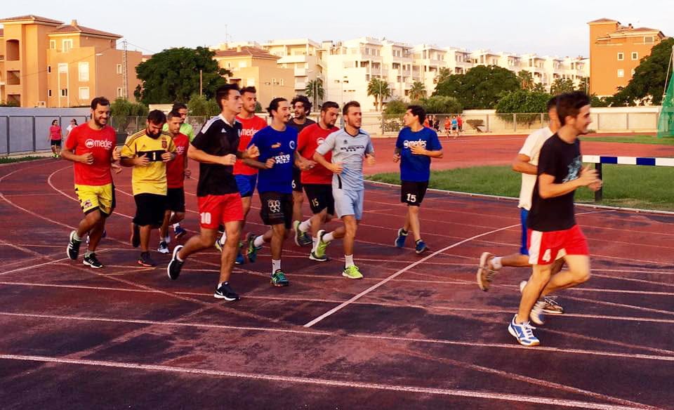 Jugadores del Dénia Futsal en la pista de atletismo
