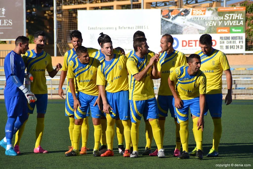 Jugadores dianenses antes de un choque de pretemporada