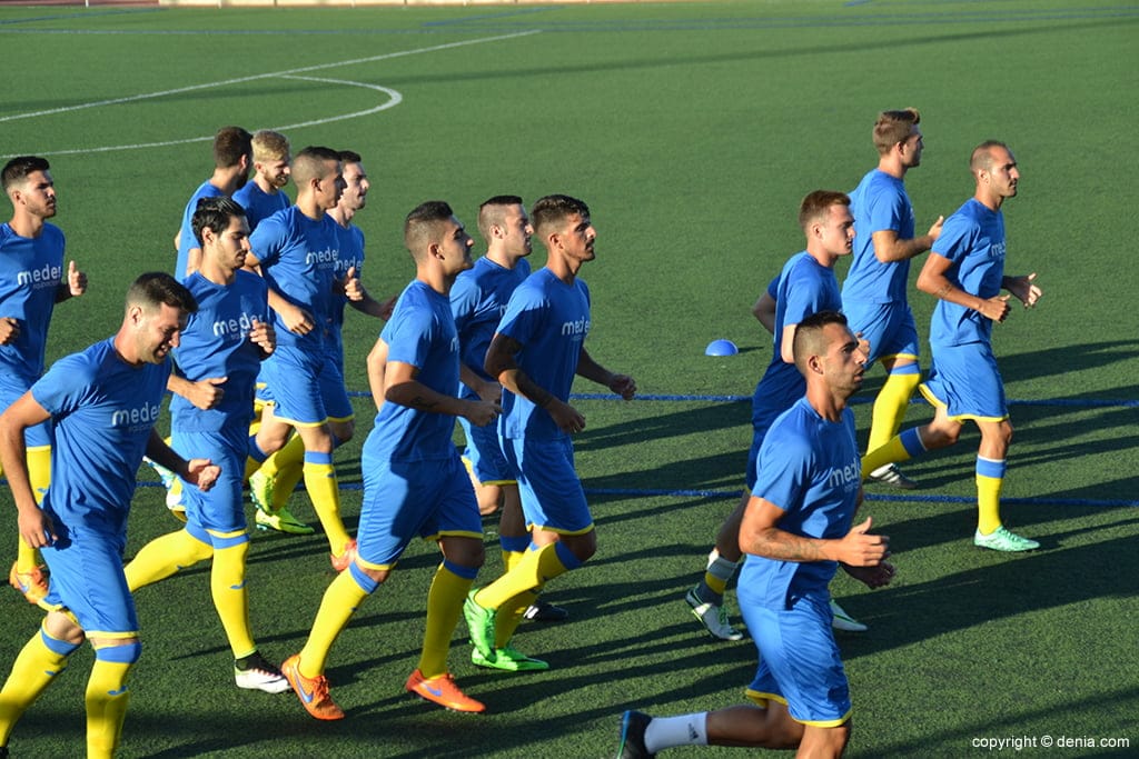 El CD Dénia inicia la liga el sábado en el campo 'Quatre Camins' de Canals 1 Jugadores dianenses calentando antes de un partido