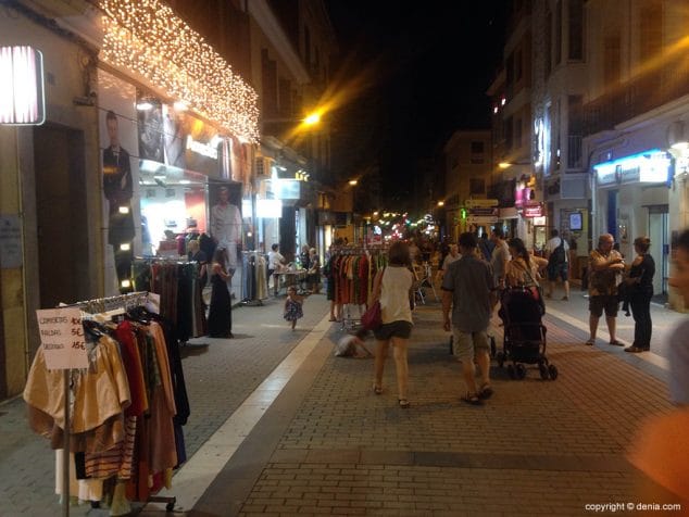 la calle diana en la noche abierta