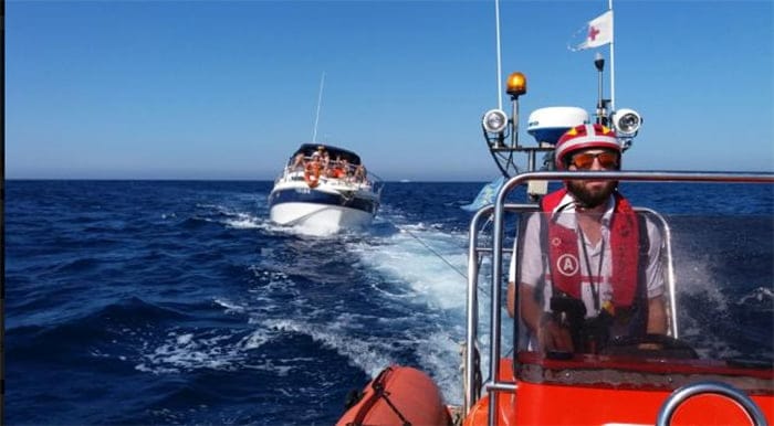 Salvamento Marítimo remolca un barco a la deriva hasta Dénia 1 La lancha de Salvamar remolcando al barco