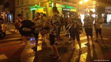 La música de la Charanga Cachorras Band animó la Noche Abierta