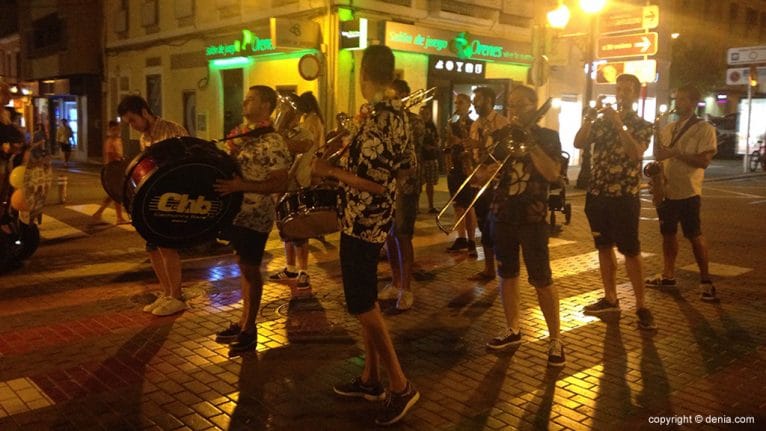 La música de la Charanga Cachorras Band animó la Noche Abierta