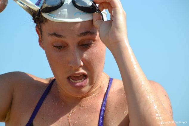 maria garcia soltando el gorro y las gafas