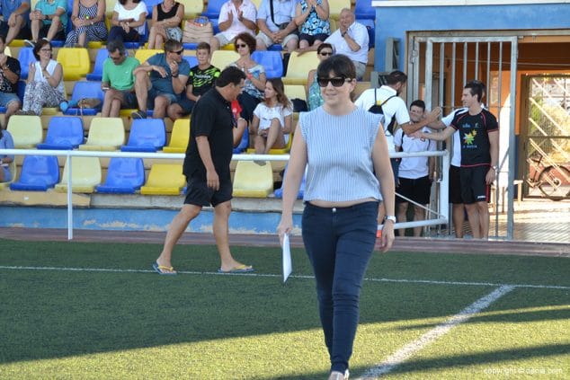 marian tamarit entrando al terreno de juego