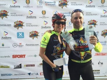 Mónica Torres luciendo su carnet de finisher
