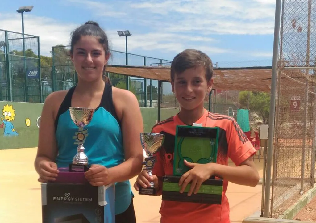 Neus Ramos y Miguel Molines con los trofeos