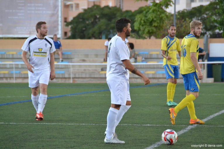 Ortega sacando una falta