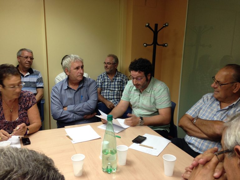 Óscar Mengual en una reunión con las asociaciones de vecinos