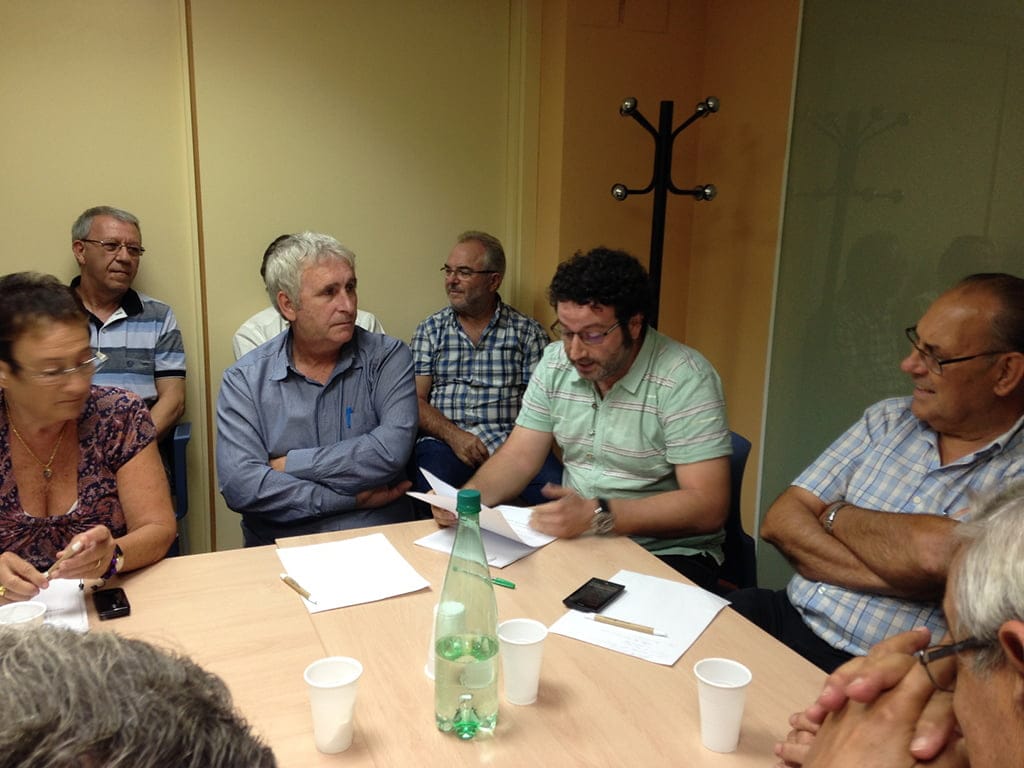 Óscar Mengual en una reunión con las asociaciones de vecinos