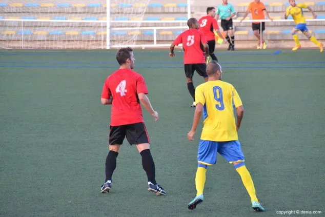 panucci entre la defensa rival