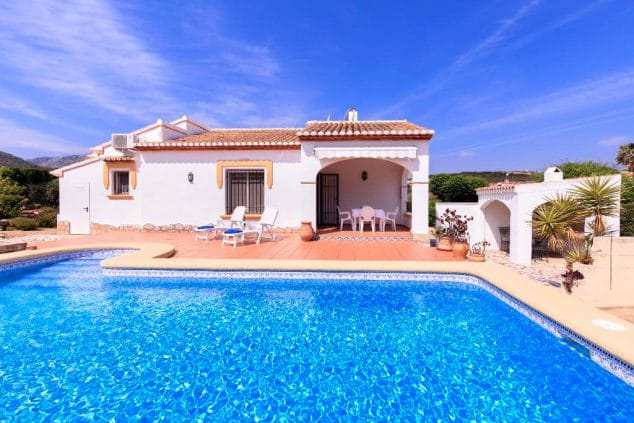 piscina y fachada de la casa quality rent a villas