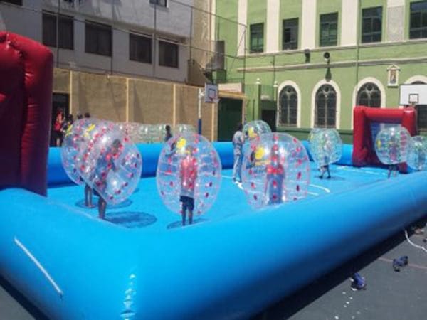 Pista de Bubble Soccer en el colegio Maristas de Dénia