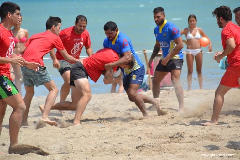 Placaje de un jugador dianense