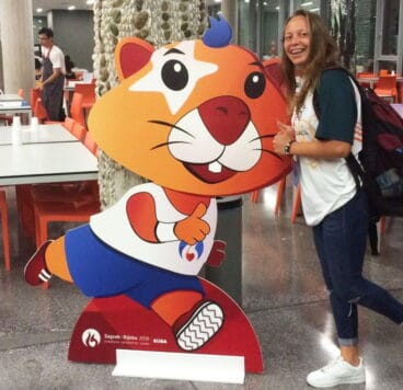 sara vazquez junto a la mascota de los juegos europeos universitarios
