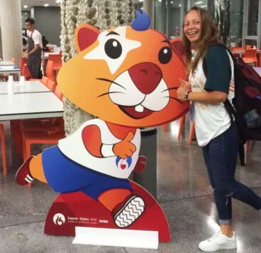 Sara Vázquez junto a la mascota de los Juegos Europeos Universitarios