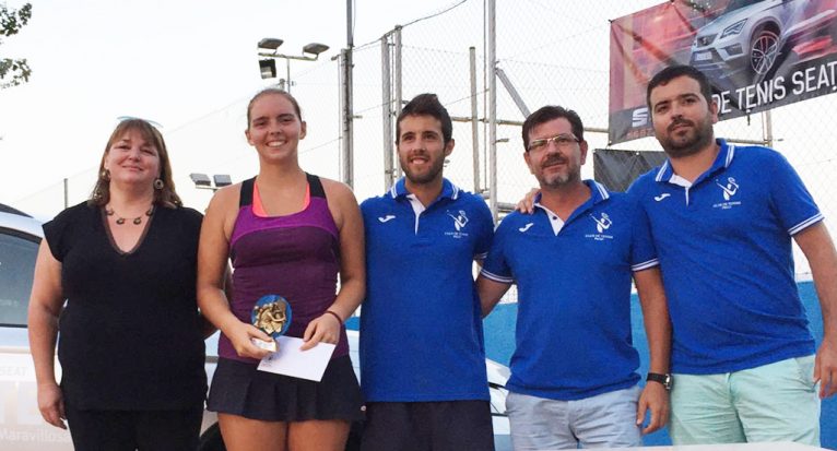 Silvia Bordes con representantes del Club Tenis Pego