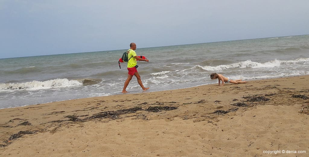 Socorrista recoriendo la orilla