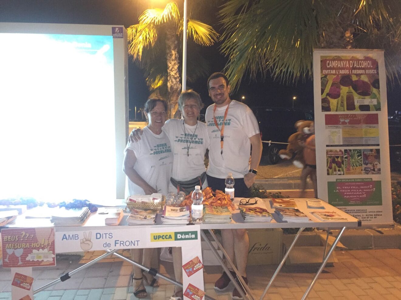 Estand de la campaña Amb 2 dits de front