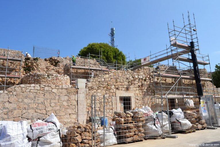Trabajos de restauración de la escalera del castillo de Dénia