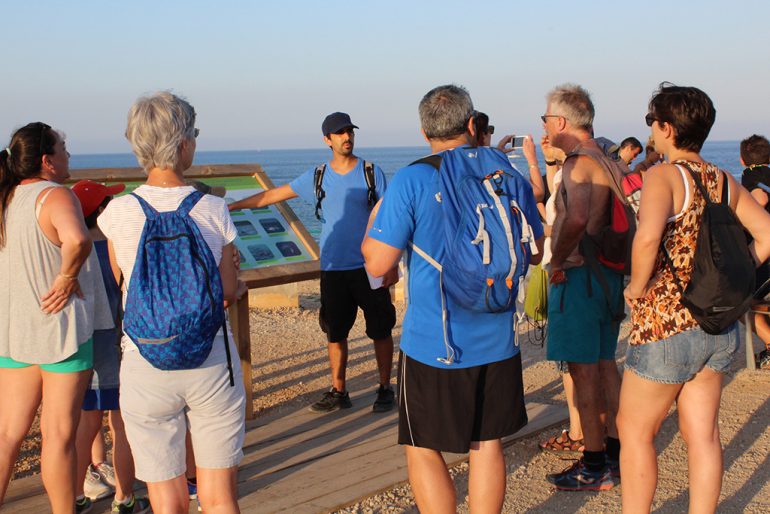 Visitantes en el punto de información medioambiental de la Marineta Cassiana