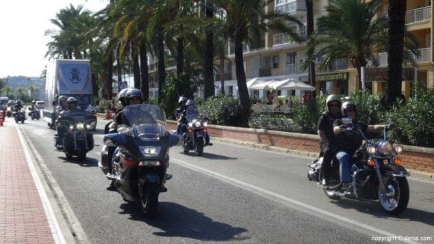 01 la peregrina en denia moteros escoltando la imagen