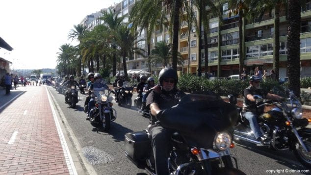 02 la peregrina en denia moteros escoltando la imagen