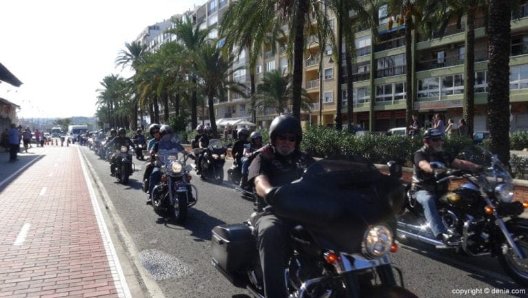 La Peregrina en Dénia - Moteros escoltando la imagen