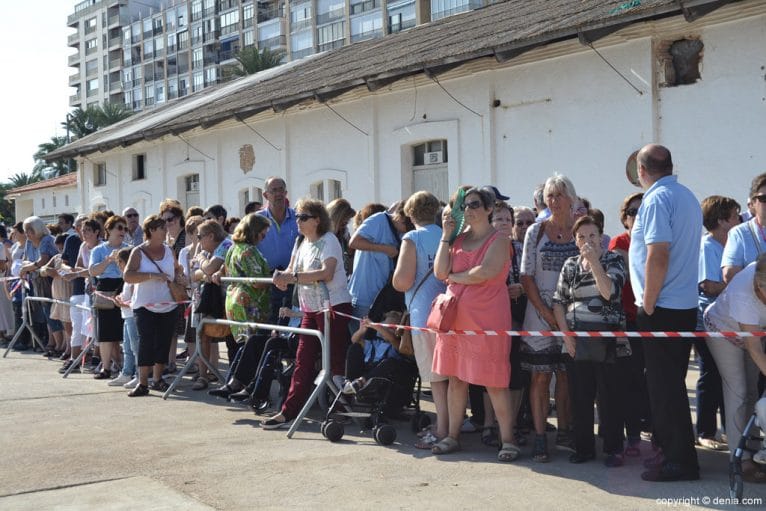 La Peregrina en Dénia - Público esperando