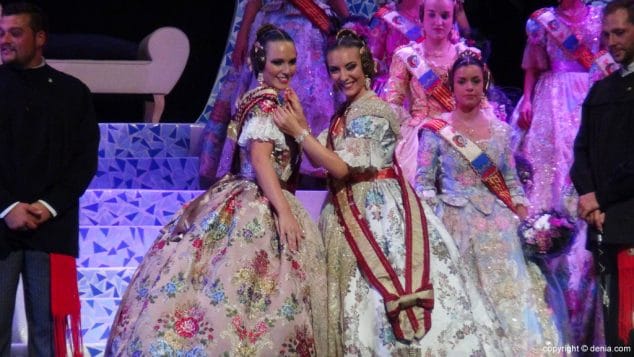 Sentimiento y arte se dan la mano en la presentación de Marta Fernandez como fallera mayor del Centro 7 10 presentacion falla centro 2017 cargos 2016