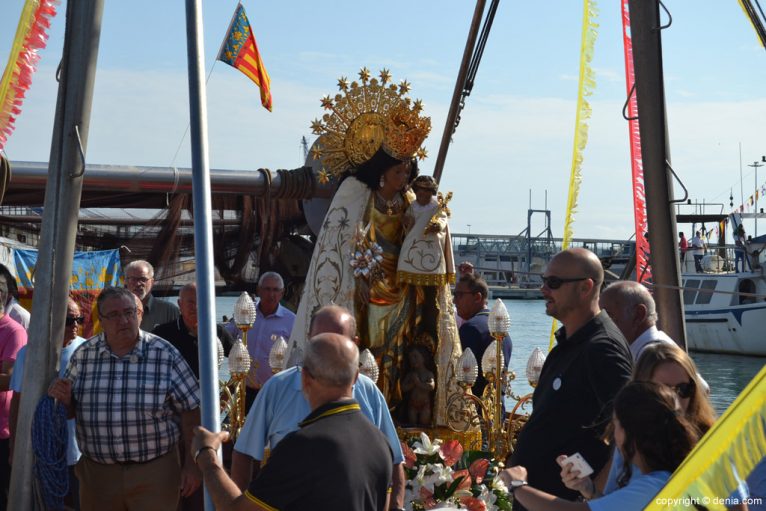 La Peregrina en Dénia - La Virgen en el barco