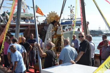 17 la peregrina en denia llegada de la imagen en barco
