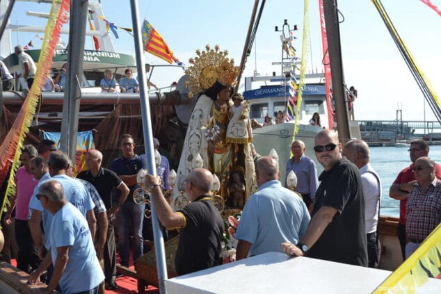 17 la peregrina en denia llegada de la imagen en barco