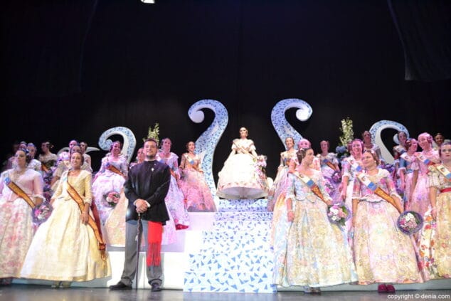 Sentimiento y arte se dan la mano en la presentación de Marta Fernandez como fallera mayor del Centro 21 24 presentacion falla centro 2017 escenario