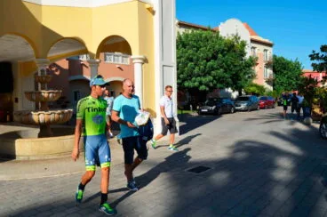 Alberto Contador saliendo del Hotel Dénia Marriott