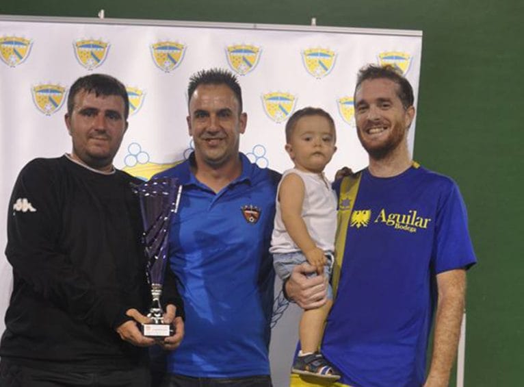 Alberto Portillo entregando el trofeo de campeón a los jugadores del Bodegas Aguilar