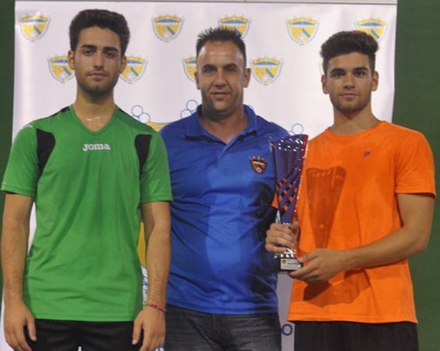 Bodegas Aguilar campeón del Torneo de Verano de Acydma 3 alberto portillo entregando el trofeo de finalistas al bar marcilla