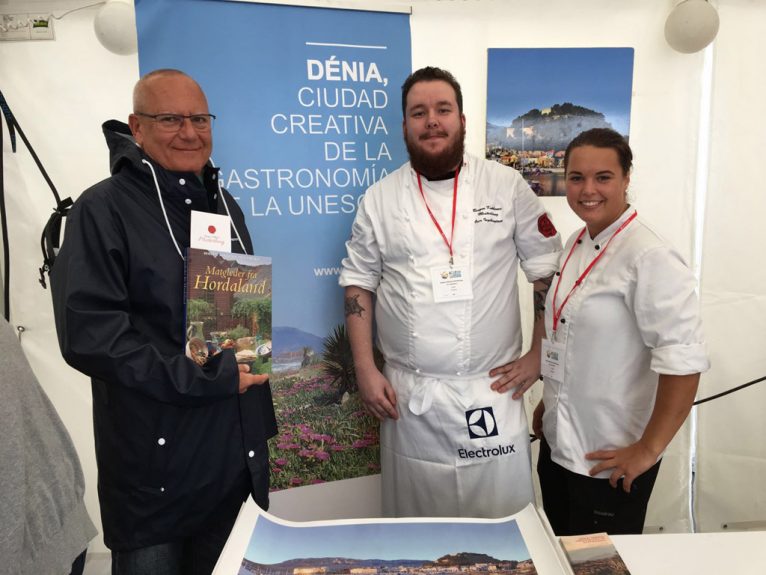 Alcalde de Dénia Vicent Grimalt con Alumnos Escuela de Hostelería de Bergen_Festival gastronómico y de alimentación BERGEN MATFESTIVAL