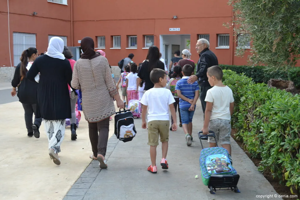 El curso escolar se iniciará con 2.800 docentes más y una media de 22,7 alumnos por aula 1 Alumnos del colegio Cervantes en el patio