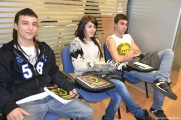 alumnos en clase autoescuela v de victoria