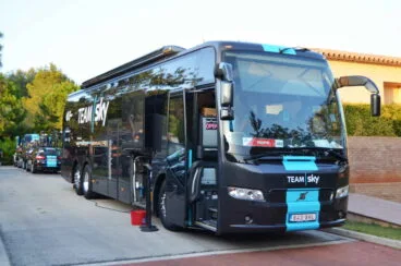 Autobús del equipo Sky en el Hotel Dénia Marriott