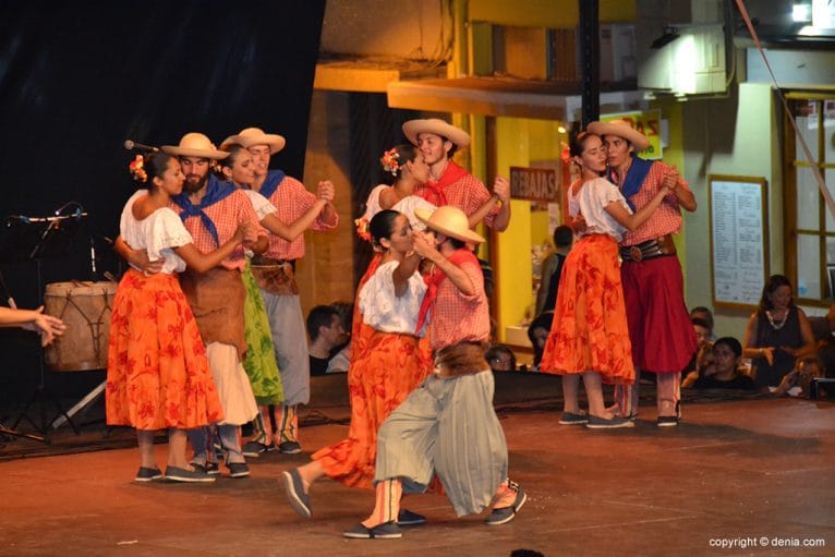 Bailando un tango sobre el escenario