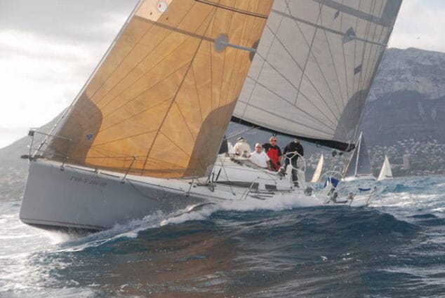 barco participante en el copa del canal