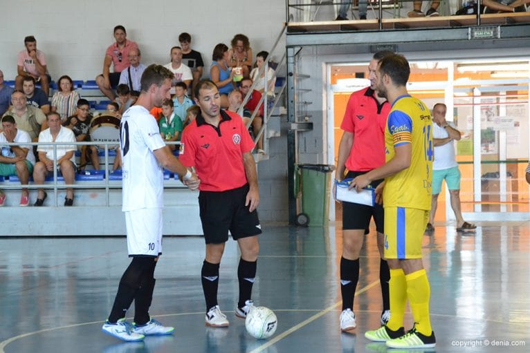 Capitanes con los árbitros