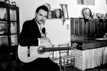 Carlos Piñana con su guitarra