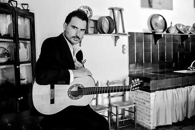 Programación Completa de las 'XII Jornadas de Guitarra Ciutat de Dénia' 3 Carlos Piñana con su guitarra